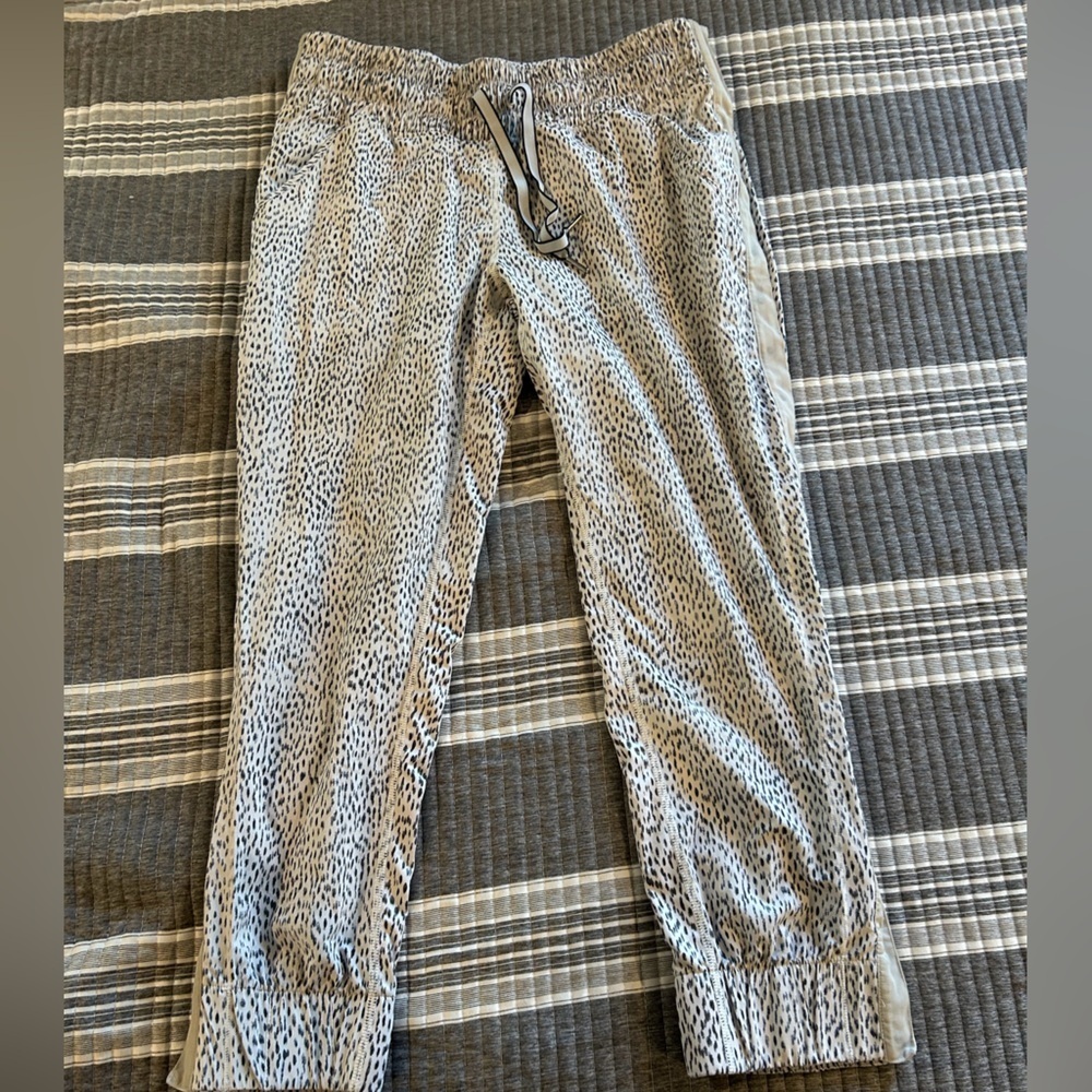 Lululemon Women’s Size 6 leopard Size 6 snap crop pants